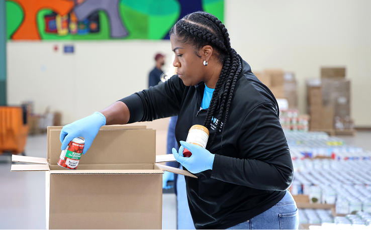 Photo of BCBSRI associate volunteering at BaRI