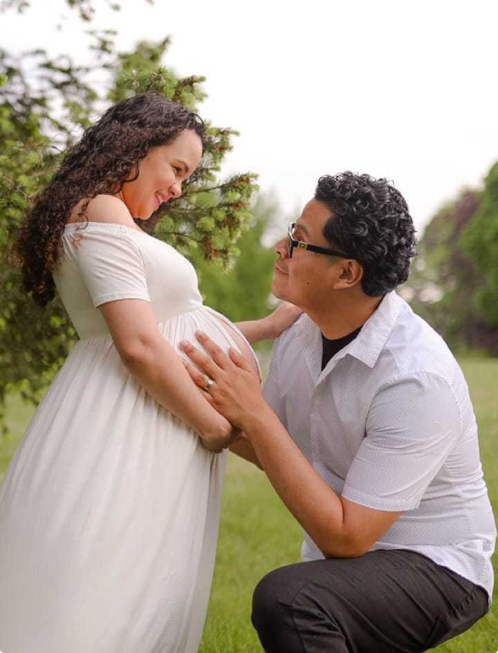 An outside picture of smiling pregnant Nelitza with Christian Velasquez